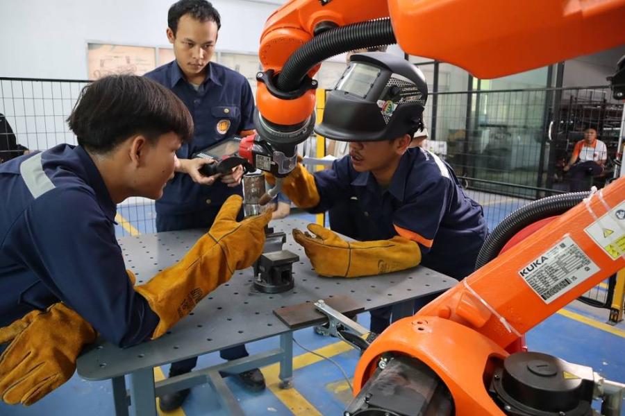 เทคนิคนิคมอุตสาหกรรมระยอง เตรียมเปิดหลักสูตรรถไฟฟ้าและหุ่นยนต์ นำศูนย์บ่มเพาะสู้ตลาดแรงงาน EEC เทคนิคนิคมอุตสาหกรรมระยอง เตรียมเปิดหลักสูตรรถไฟฟ้าและหุ่นยนต์ นำศูนย์บ่มเพาะสู้ตลาดแรงงาน EEC