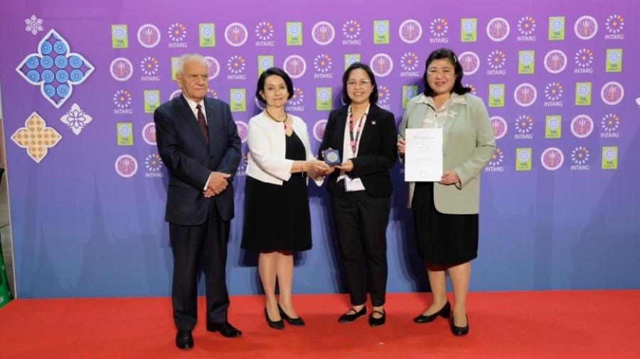 นักวิจัย สจล. คว้ารางวัลนวัตกรรม ระดับนานาชาติ ผลงานเม็ดดินคุณสมบัติพิเศษเสริมธาตุอาหาร เพิ่มความชุ่มชื้นพืช ตอบโจทย์การปลูกพืชแบบยั่งยืน  