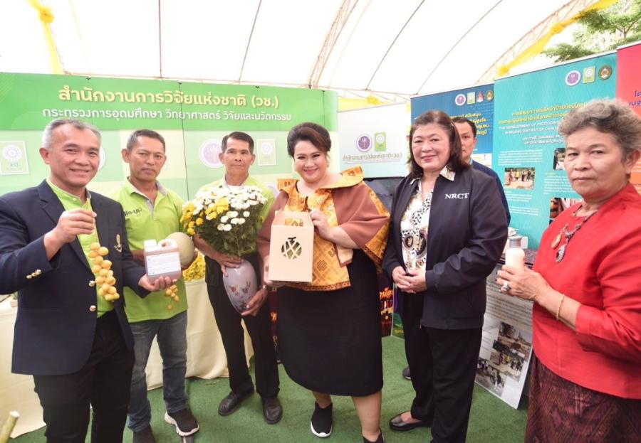 วช.และจุฬา ร่วมขับเคลื่อนงาน อววน. Zero Waste นำผลิตภัณฑ์จากเปลือกไข่ De-BUGs นวัตกรรมเพื่อเกษตรอินทรีย์ ร่วมนำเสนอในกิจกรรมลงพื้นที่ ครม. สัญจร กลุ่มจังหวัดภาคตะวันออกเฉียงเหนือตอนล่าง 1 ณ จ.ชัยภูมิ วช.และจุฬา ร่วมขับเคลื่อนงาน อววน. Zero Waste นำผลิตภัณฑ์จากเปลือกไข่ De-BUGs นวัตกรรมเพื่อเกษตรอินทรีย์ ร่วมนำเสนอในกิจกรรมลงพื้นที่ ครม. สัญจร กลุ่มจังหวัดภาคตะวันออกเฉียงเหนือตอนล่าง 1 ณ จ.ชัยภูมิ