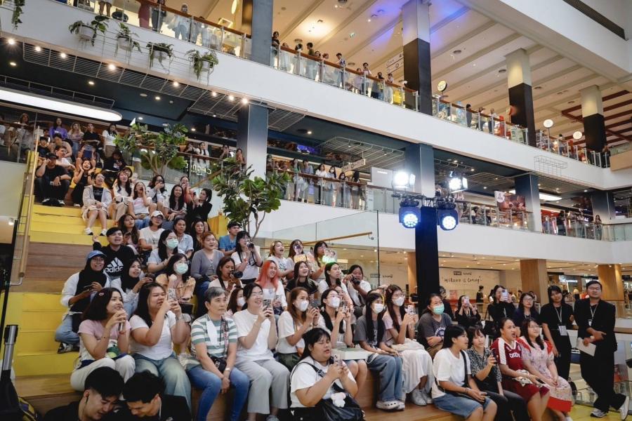 ตอกย้ำความสำเร็จครั้งใหญ่! แฟนออเนอร์ต่อคิวแน่นรับเครื่อง HONOR 200 Series พร้อมร่วมกิจกรรมอย่างคึกคักในงาน The Ai Portrait Studio Event ตอกย้ำความสำเร็จครั้งใหญ่! แฟนออเนอร์ต่อคิวแน่นรับเครื่อง HONOR 200 Series พร้อมร่วมกิจกรรมอย่างคึกคักในงาน The Ai Portrait Studio Event