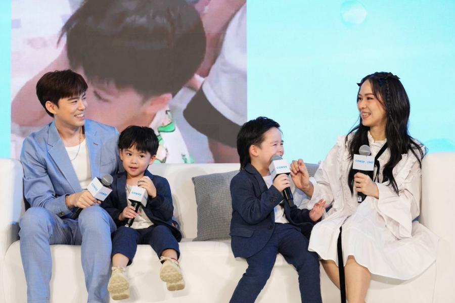 โคเวย์ ดึงครอบครัวบีม-ออย ธีร์-พีร์ ชูนวัตกรรมเครื่องกรองน้ำมาตรฐานโลก ตอบโจทย์เทรนด์การดูแลสุขภาพของคนยุคใหม่  ในงาน“Coway Innovate for Your Better Life” ยกขบวนนวัตกรรมสุขภาพจัดโปรโมชันครั้งยิ่งใหญ่แห่งปี Central Court ชั้น 1 ศูนย์การค้าเซ็นทรัลเวิลด์