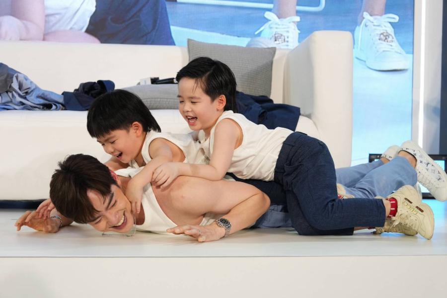 ต้าวแฝดพี่ธีร์-น้องพีร์ โชว์ฟิต! ท้าพ่อบีมแข่งวิดพื้นในงาน “Coway Innovate for Your Better Life” สัมผัสกิจกรรมสุดคิวต์พร้อมโปรโมชันสุดคูลได้ตั้งแต่ 11-14 กรฎาคม 2567 ณ ลาน Central Court ชั้น 1 ศูนย์การค้าเซ็นทรัลเวิลด์