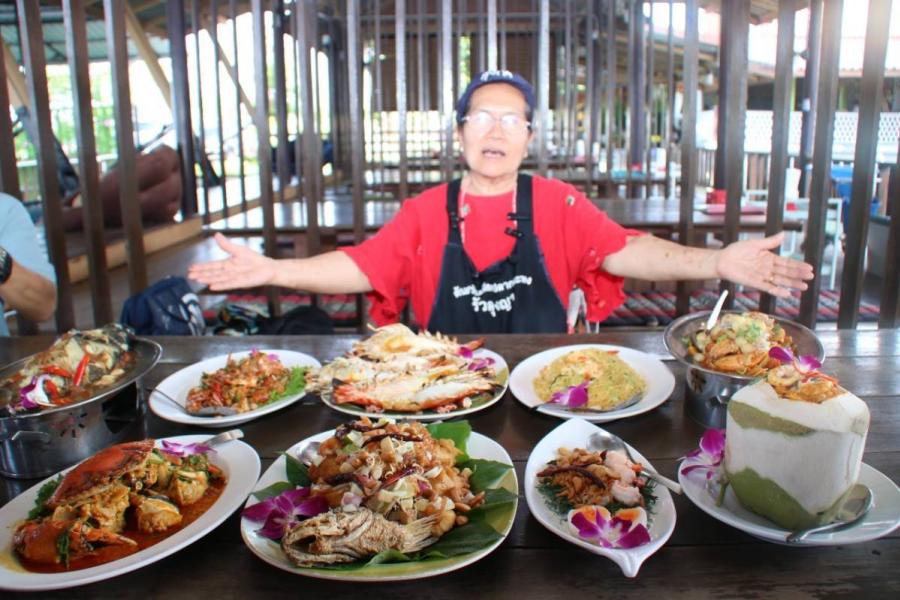 “ครัวลุงญา” ความอร่อยกว่า 29 ปี ร้านอาหารทะเลใกล้กรุงเทพฯ “อร่อยบอกต่อ ไม่อร่อยบอกป้า”