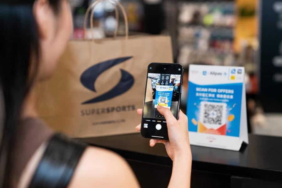 เซ็นทรัล รีเทล ยกระดับนวัตกรรมค้าปลีก รับเทรนด์นักท่องเที่ยวใช้ Alipay+ จับจ่ายมากขึ้น 2 เท่า เซ็นทรัล รีเทล พร้อมดึงดูดนักท่องเที่ยวจีน ซึ่งเป็นกลุ่มลูกค้าที่มีกำลังซื้อสูงสุด ด้วย Amazing Thailand e-card และแคมเปญพิเศษสำหรับลูกค้าจีนโดยเฉพาะ เช่น Golden Week ยอดใช้จ่ายของนักท่องเที่ยวต่างชาติในกลุ่มที่นิยมมาเที่ยวไทย เพิ่มขึ้นต่อเนื่องทุกไตรมาส นับตั้งแต่เริ่มนำบริการรับชำระเงินดิจิทัล Alipay+ มาใช้ในช่วงครึ่งหลังของปี 2566 เซ็นทรัล รีเทล ยกระดับนวัตกรรมค้าปลีก รับเทรนด์นักท่องเที่ยวใช้ Alipay+ จับจ่ายมากขึ้น 2 เท่า เซ็นทรัล รีเทล พร้อมดึงดูดนักท่องเที่ยวจีน ซึ่งเป็นกลุ่มลูกค้าที่มีกำลังซื้อสูงสุด ด้วย Amazing Thailand e-card และแคมเปญพิเศษสำหรับลูกค้าจีนโดยเฉพาะ เช่น Golden Week ยอดใช้จ่ายของนักท่องเที่ยวต่างชาติในกลุ่มที่นิยมมาเที่ยวไทย เพิ่มขึ้นต่อเนื่องทุกไตรมาส นับตั้งแต่เริ่มนำบริการรับชำระเงินดิจิทัล Alipay+ มาใช้ในช่วงครึ่งหลังของปี 2566