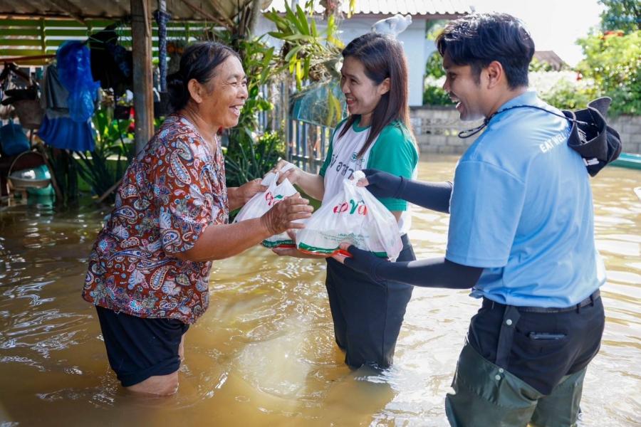 ซีพีแรม - เชฟแคร์ส - เครือเจริญโภคภัณฑ์ ยังคงยืนหยัดเคียงข้างคนไทยฝ่าวิกฤตน้ำท่วมหนัก “เชียงราย” ตั้งครัวกลาง - มอบอาหารกล่องพร้อมทาน บรรเทาความเดือดร้อนผู้ประสบภัยน้ำท่วม #เคียงข้างคนไทย #ห่วงใยไม่ห่าง