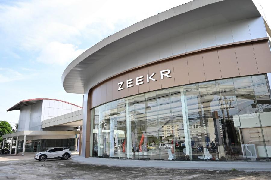 เปิดแล้ว! โชว์รูมยานยนต์ไฟฟ้าพรีเมียม-ลักชัวรี่ ZEEKR ศรีนครินทร์ แห่งแรกในโซนตะวันออกของกรุงเทพฯ ชูแนวคิด ‘ZEEKR House’ พร้อมสัมผัสและทดลองขับ ZEEKR X ยนตรกรรมรักษ์โลก เปิดแล้ว! โชว์รูมยานยนต์ไฟฟ้าพรีเมียม-ลักชัวรี่ ZEEKR ศรีนครินทร์ แห่งแรกในโซนตะวันออกของกรุงเทพฯ ชูแนวคิด ‘ZEEKR House’ พร้อมสัมผัสและทดลองขับ ZEEKR X ยนตรกรรมรักษ์โลก
