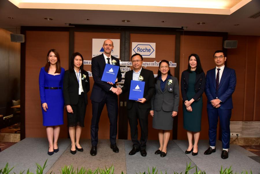 สถาบันวิจัยระบบสาธารณสุข จับมือ โรช ไทยแลนด์ ลงนาม MOU หนุนการพัฒนาระบบสุขภาพให้ชาวไทย สถาบันวิจัยระบบสาธารณสุข ร่วมกับ โรช ไทยแลนด์ ลงนาม MOU เพื่อการพัฒนาระบบสุขภาพในประเทศไทยผ่านการจัดการ ดำเนินการวิจัย และกิจกรรมอื่น ๆ ที่เกี่ยวข้อง