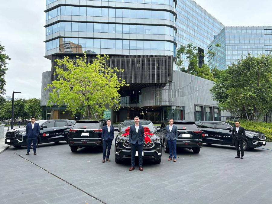 เจแอลแอล เผยการเติบโตอุตสาหกรรมรถยนต์ไฟฟ้าในประเทศไทย กระตุ้นตลาดอสังหาฯ เชิงพาณิชย์ขยายตัวต่อเนื่อง เป้าหมายที่ท้าทาย การสนับสนุนจากภาครัฐ และการลงทุนจากต่างประเทศ จะสร้างตลาดอสังหาริมทรัพย์ที่มีศักยภาพสำหรับรถยนต์ไฟฟ้าในไทยมูลค่าไม่น้อยกว่า 6.5 พันล้านดอลลาร์ ภายในปี 2573