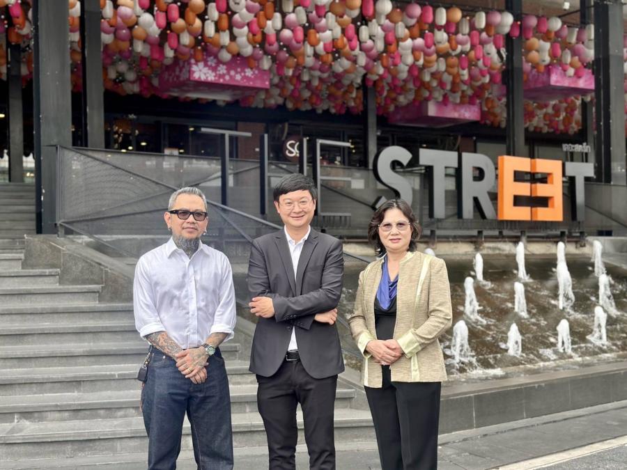 เดอะ สตรีท รัชดา เปิดพื้นที่ให้กลุ่มช่างผมในโครงการ “ช่างผมรวมใจ เพื่อนช่วยเพื่อน”  จัดกิจกรรมตัดผมฟรี พร้อมรับบริจาคช่วยเหลือร้านตัดผมที่ประสบอุทกภัย