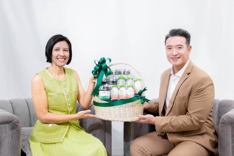 ชาย-ชาตโยดม เปิดบ้านต้อนรับทีมโปรดักชันบ้านหมอละออง พร้อมส่งโฆษณาแบรนด์แอมบาสเดอร์ บ้านหมอละออง ชุดใหม่! ตุลาคมนี้ ชาย-ชาตโยดม เปิดบ้านต้อนรับทีมโปรดักชันบ้านหมอละออง พร้อมส่งโฆษณาแบรนด์แอมบาสเดอร์ บ้านหมอละออง ชุดใหม่! ตุลาคมนี้