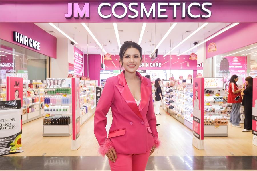“เจ๊หมวยบิวตี้ช็อป” เปิดโมเดลใหม่ “JM Cosmetics” ขยายบิวตี้สโตร์จากโลคอล บุกตลาดกรุงเทพฯ ครั้งแรก ปักหมุด “ฟิวเจอร์พาร์ค รังสิต” ดึงกำลังซื้อ โซนกรุงเทพเหนือฯ มั่นใจ “หน้าร้านเครื่องสำอาง” ยังเติบโตได้สวย “เจ๊หมวยบิวตี้ช็อป” เปิดโมเดลใหม่ “JM Cosmetics” ขยายบิวตี้สโตร์จากโลคอล บุกตลาดกรุงเทพฯ ครั้งแรก ปักหมุด “ฟิวเจอร์พาร์ค รังสิต” ดึงกำลังซื้อ โซนกรุงเทพเหนือฯ มั่นใจ “หน้าร้านเครื่องสำอาง” ยังเติบโตได้สวย