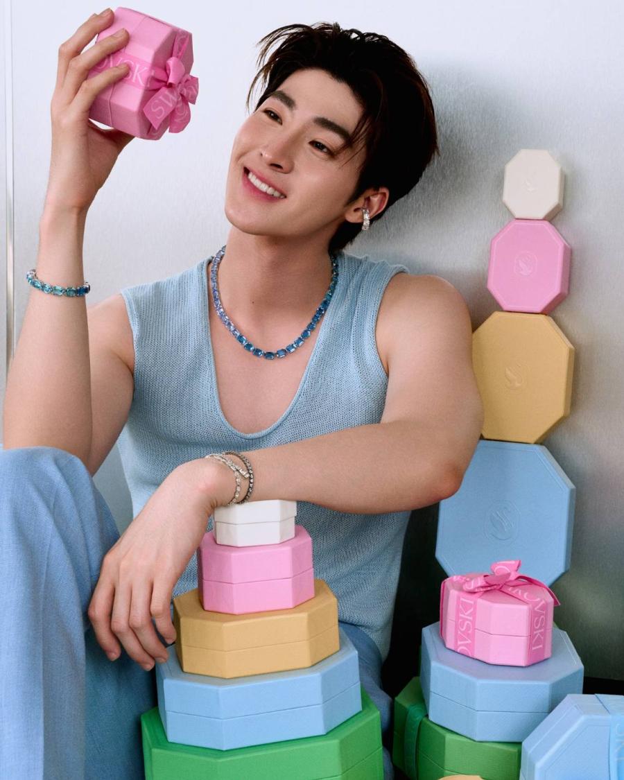 เฉลิมฉลองฤดูกาลแห่งวันหยุด ส่งท้ายปีกับ Swarovski และบลู-พงศ์ทิวัตถ์   