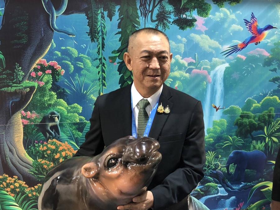 ดร.เฉลิมชัย เยี่ยมชม Thailand Pavilion ร่วมกิจกรรมคู่ขนาน COP29 พร้อมถ่ายรูปคู่ “น้องหมูเด้ง” ขวัญใจชาวโลก ดร.เฉลิมชัย เยี่ยมชม Thailand Pavilion ร่วมกิจกรรมคู่ขนาน COP29 พร้อมถ่ายรูปคู่ “น้องหมูเด้ง” ขวัญใจชาวโลก