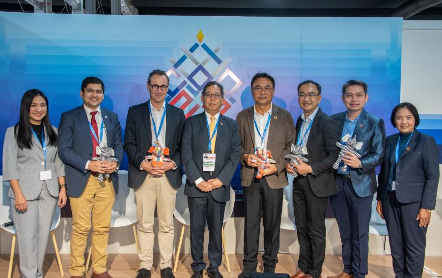 TCMA ร่วม COP29 ชูความก้าวหน้า ‘สระบุรีแซนด์บ็อกซ์’ เพิ่มโอกาสเข้าถึงเงินทุนสีเขียว เสริมแกร่งแผนไทยสู่เป้าหมาย Net Zero 2050 TCMA ร่วม COP29 ชูความก้าวหน้า ‘สระบุรีแซนด์บ็อกซ์’ เพิ่มโอกาสเข้าถึงเงินทุนสีเขียว เสริมแกร่งแผนไทยสู่เป้าหมาย Net Zero 2050