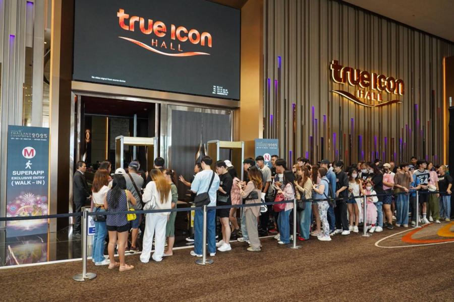 ไอคอนสยาม คึกคัก แฟนคลับรอเข้างาน Amazing Thailand Countdown 2025 ไอคอนสยาม คึกคัก แฟนคลับรอเข้างาน Amazing Thailand Countdown 2025