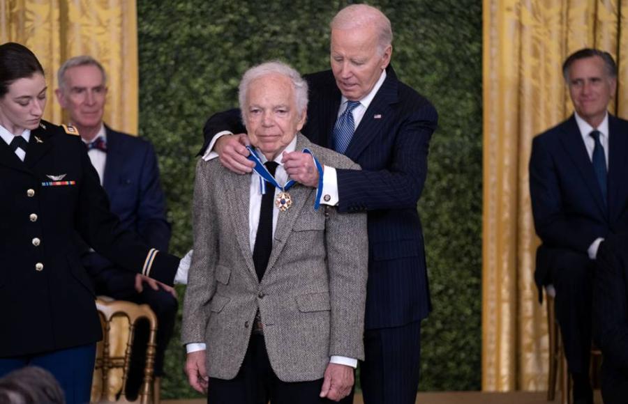 เกียรติยศครั้งประวัติศาสตร์ของ Ralph Lauren กับรางวัล Presidential Medal of Freedom แฟชั่นดีไซเนอร์คนแรกที่ได้รับรางวัลจากประธานาธิบดีไบเดน ณ ทำเนียบขาว กรุงวอชิงตัน ดี.ซี. เกียรติยศครั้งประวัติศาสตร์ของ Ralph Lauren กับรางวัล Presidential Medal of Freedom แฟชั่นดีไซเนอร์คนแรกที่ได้รับรางวัลจากประธานาธิบดีไบเดน ณ ทำเนียบขาว กรุงวอชิงตัน ดี.ซี.
