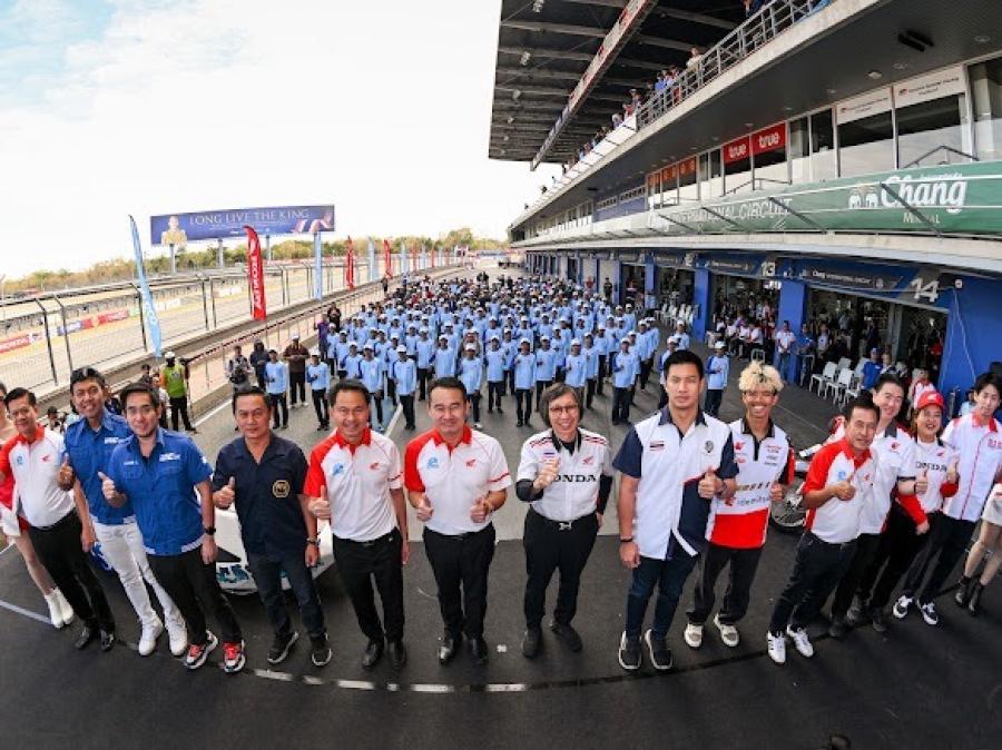 สอศ. ปลื้ม ยินดีกับทีมกรุงเก่ง 1 วษท.ศูนย์ศิลปชีพบางไทร คว้าแชมป์ “ฮอนด้าประหยัดเชื้อเพลิง” ทำสถิติค่าประหยัดน้ำมัน 897.656 กม./ลิตร รับถ้วยพระราชทาน จากสมเด็จพระกนิษฐาธิราชเจ้ากรมสมเด็จพระเทพ รัตนราชสุดาฯ สยามบรมราชกุมารี สอศ. ปลื้ม ยินดีกับทีมกรุงเก่ง 1 วษท.ศูนย์ศิลปชีพบางไทร คว้าแชมป์ “ฮอนด้าประหยัดเชื้อเพลิง” ทำสถิติค่าประหยัดน้ำมัน 897.656 กม./ลิตร รับถ้วยพระราชทาน จากสมเด็จพระกนิษฐาธิราชเจ้ากรมสมเด็จพระเทพ รัตนราชสุดาฯ สยามบรมราชกุมารี