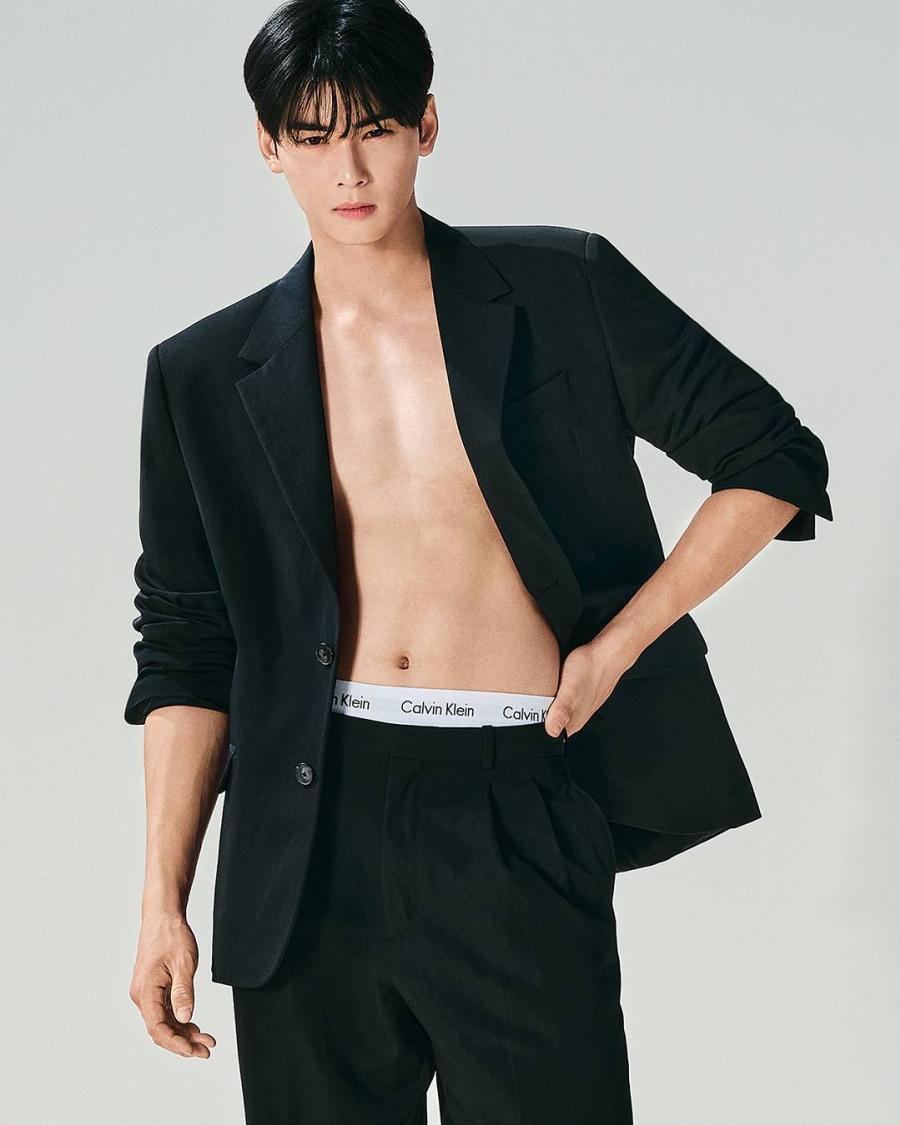 Calvin Klein ปล่อยภาพแคมเปญเซตใหม่กับนักร้องและนักแสดงหนุ่มสุดฮอต ชาอึนอู ชวนสัมผัสสไตล์ Spring 2025 ที่ยกระดับความเท่ไปอีกขั้น Calvin Klein ปล่อยภาพแคมเปญเซตใหม่กับนักร้องและนักแสดงหนุ่มสุดฮอต ชาอึนอู ชวนสัมผัสสไตล์ Spring 2025 ที่ยกระดับความเท่ไปอีกขั้น