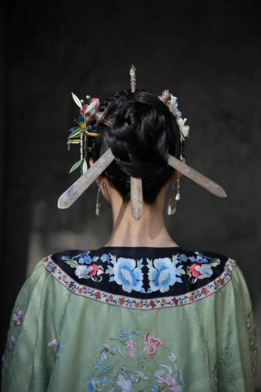 วัฒนธรรม Mindu ในจุดสนใจ – สามปิ่นปักผม: เพื่อประเทศ สำหรับครอบครัว และเพื่อตัวเราเอง วัฒนธรรม Mindu ในจุดสนใจ – สามปิ่นปักผม: เพื่อประเทศ สำหรับครอบครัว และเพื่อตัวเราเอง