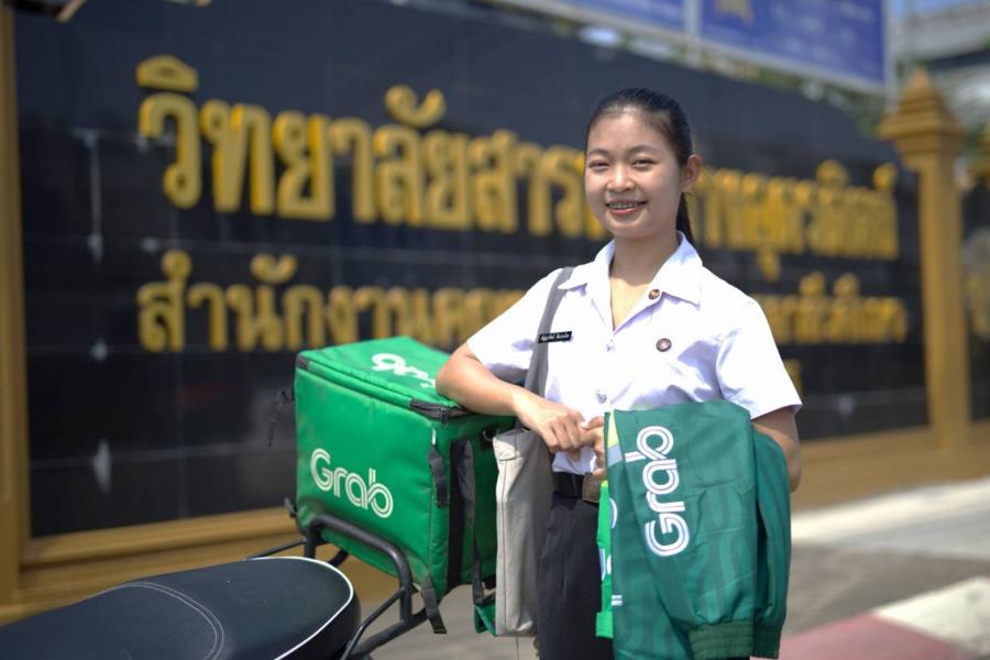 จาก “เด็กเสิร์ฟ” สู่ “บัณฑิต” ชีวิตด้วยการขับแกร็บ