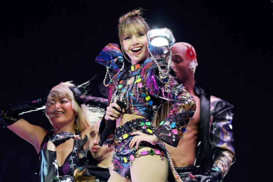 ลิซ่า สะกดทุกสายตาบนเวที Coachella ในลุคคัสตอมจากคริสตัลสวารอฟสกี้ ลิซ่า สะกดทุกสายตาบนเวที Coachella ในลุคคัสตอมจากคริสตัลสวารอฟสกี้