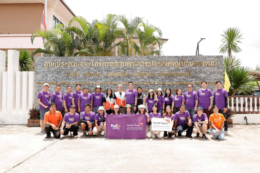 เฟดเอ็กซ์เดินหน้าสร้างความยั่งยืนในชุมชนในพื้นที่ชนบทของประเทศไทย ด้วยโซลูชันด้านการประปาและพลังงานสะอาด  อาสาสมัคร เฟดเอ็กซ์ ร่วมติดตั้งแผงโซลาร์เซลล์และระบบกรองน้ำ เพื่อเพิ่มการเข้าถึงน้ำสะอาดสำหรับชุมชนตำบลป่าเด็ง