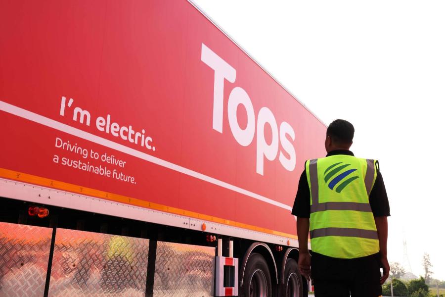 ท็อปส์ ในเครือเซ็นทรัล รีเทล จับมือ เอฟแอลเอส กรุ๊ป เปิดตัว ‘EV TRUCK’           รถพลังไฟฟ้าขนส่งของสด! ยกระดับกรีนโลจิสติกส์ช่วยกระจายสินค้าทั่วไทย          ตั้งเป้าลดคาร์บอนฯ 13335 ตัน ภายใน 5 ปี หนุนสปีดภารกิจ Net Zero ภายในปี 2593