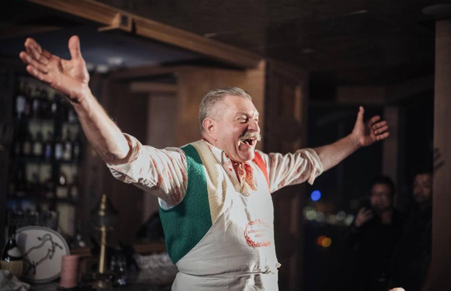 Dario Cecchini ตำนานช่างแล่เนื้อจากอิตาลี กลับมาอีกครั้ง ณ Carna Hong Kong 3 อีเวนต์สุดพิเศษ กับ ตำนานช่างแล่เนื้อระดับโลก เตรียมร่วมงานเฉลิมฉลองตลอดเดือนมิถุนายนนี้ เมื่อ คุณ Dario Cecchini นำความสนุกแบบทัสคานีและเสน่ห์ของอิตาลีมาสู่ฮ่องกง พร้อมทิวทัศน์เมืองที่สวยที่สุด Dario Cecchini ตำนานช่างแล่เนื้อจากอิตาลี กลับมาอีกครั้ง ณ Carna Hong Kong 3 อีเวนต์สุดพิเศษ กับ ตำนานช่างแล่เนื้อระดับโลก เตรียมร่วมงานเฉลิมฉลองตลอดเดือนมิถุนายนนี้ เมื่อ คุณ Dario Cecchini นำความสนุกแบบทัสคานีและเสน่ห์ของอิตาลีมาสู่ฮ่องกง พร้อมทิวทัศน์เมืองที่สวยที่สุด