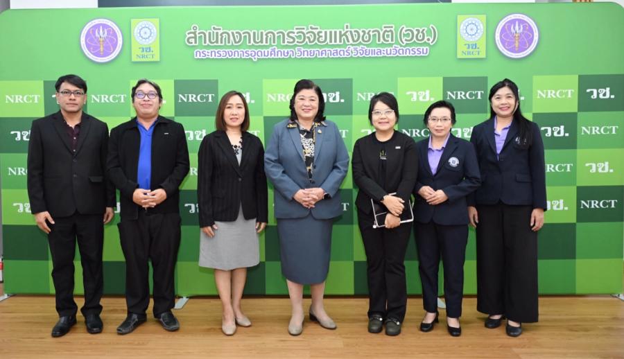 วช. ร่วม ม.เชียงใหม่ ส่งมอบนวัตกรรม “มุ้งกรองฝุ่น PM2.5” สนับสนุน 4 มูลนิธิ สร้างสุขเพื่อสังคมด้วยวิจัยและนวัตกรรม วช. ร่วม ม.เชียงใหม่ ส่งมอบนวัตกรรม “มุ้งกรองฝุ่น PM2.5” สนับสนุน 4 มูลนิธิ สร้างสุขเพื่อสังคมด้วยวิจัยและนวัตกรรม
