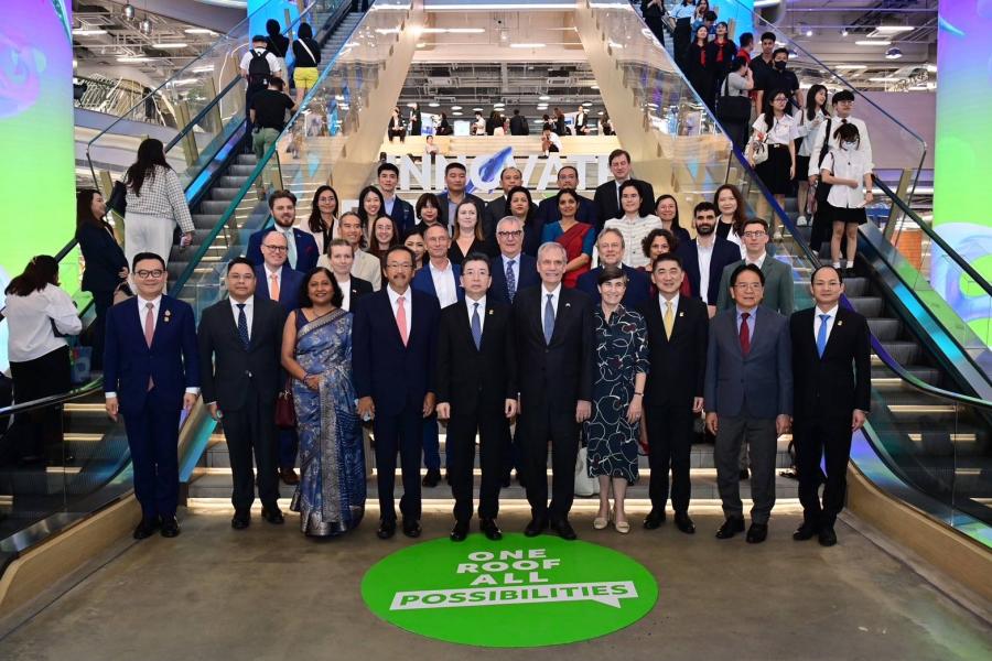 ซีพีเปิดงาน “CP Innovation Exposition & Symposium 2025” ทูตประเทศมหาอำนาจ-ผู้นำองค์กรระดับโลกคนสำคัญ ร่วมถอดรหัสอนาคตนวัตกรรม ชี้อุตสาหกรรมไทยมีศักยภาพเป็นผู้เล่นหลักในเวทีโลก ซีพีเปิดงาน “CP Innovation Exposition & Symposium 2025” ทูตประเทศมหาอำนาจ-ผู้นำองค์กรระดับโลกคนสำคัญ ร่วมถอดรหัสอนาคตนวัตกรรม ชี้อุตสาหกรรมไทยมีศักยภาพเป็นผู้เล่นหลักในเวทีโลก