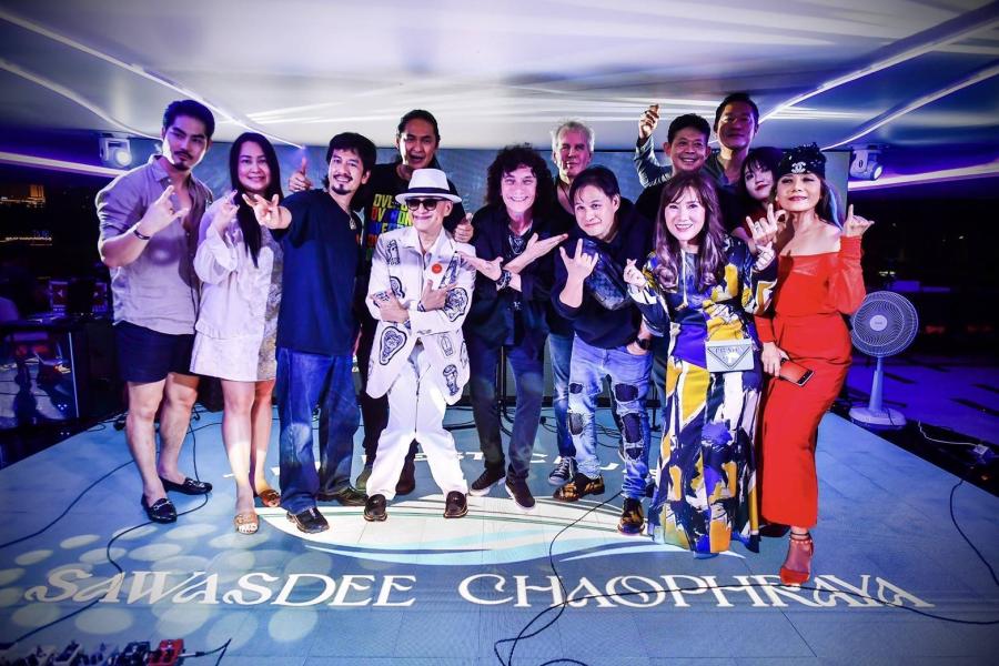 สมการรอคอย “The Ultimate Acoustic Experience: Eric Martin Live on the Chao Phraya” แฟนๆ ยกนิ้ว Eric Martin นักร้องนำวง MR.BIG เอ็กซ์คลูชีพโชว์จัดเต็มบนเรือสำราญสุดหรู Sawasdee Chaophraya Cruise ใกล้ชิดกว่านี้ไม่มีอีกแล้ว!! สมการรอคอย “The Ultimate Acoustic Experience: Eric Martin Live on the Chao Phraya” แฟนๆ ยกนิ้ว Eric Martin นักร้องนำวง MR.BIG เอ็กซ์คลูชีพโชว์จัดเต็มบนเรือสำราญสุดหรู Sawasdee Chaophraya Cruise ใกล้ชิดกว่านี้ไม่มีอีกแล้ว!!