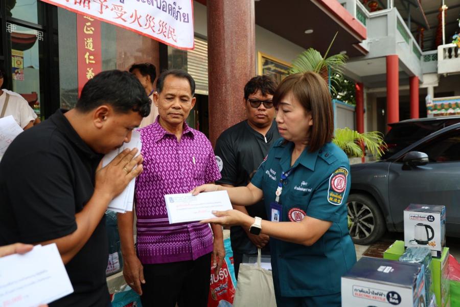 มูลนิธิป่อเต็กตึ๊ง รุดลงพื้นที่ซับน้ำตา เยียวยาผู้ประสบอัคคีภัย บริเวณตำบลท่าประดู่ อำเภอเมือง จังหวัดระยอง พร้อมมอบเงินช่วยเหลือค่าฌาปนกิจแก่ครอบครัวผู้เสียชีวิตรวม 7 ราย ณ บริเวณมูลนิธิสว่างพรกุศล จังหวัดระยอง มูลนิธิป่อเต็กตึ๊ง รุดลงพื้นที่ซับน้ำตา เยียวยาผู้ประสบอัคคีภัย บริเวณตำบลท่าประดู่ อำเภอเมือง จังหวัดระยอง พร้อมมอบเงินช่วยเหลือค่าฌาปนกิจแก่ครอบครัวผู้เสียชีวิตรวม 7 ราย ณ บริเวณมูลนิธิสว่างพรกุศล จังหวัดระยอง