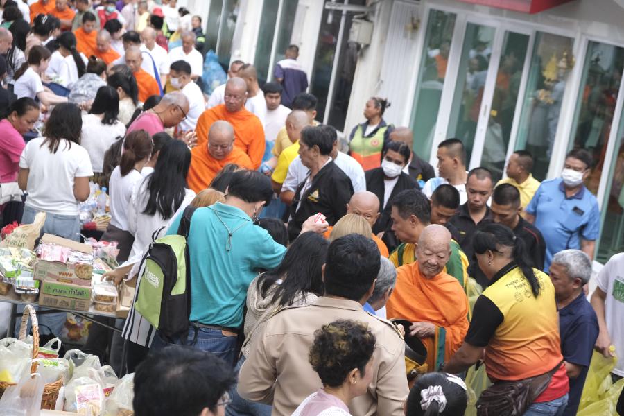 สืบสานประเพณีทำบุญ ตักบาตรเทโวโรหณะ เนื่องในวันออกพรรรษา  ณ บริเวณรอบบรมบรรพต (ภูเขาทอง) วัดสระเกศ ราชวรมหาวิหาร