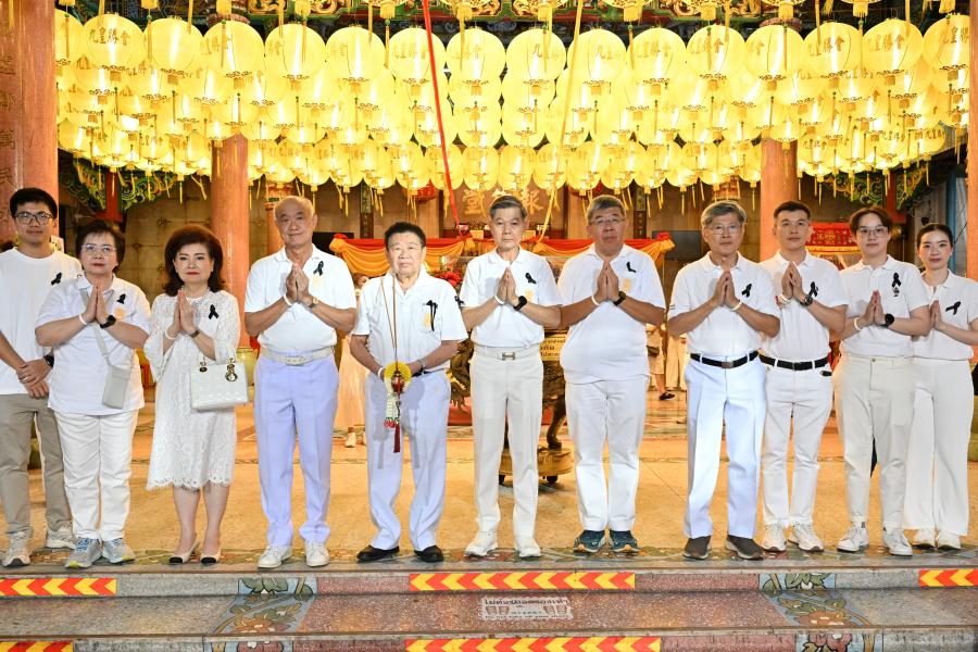 มูลนิธิป่อเต็กตึ๊ง รวมพลังผู้มีจิตศรัทธา จัดพิธีเวียนธูปศักดิ์สิทธิ์ เนื่องในเทศกาลกินเจ ประจำปี 2568 ตั้งจิตอธิษฐานถวายเป็นพระราชกุศล แด่ สมเด็จพระนางเจ้าสิริกิติ์ พระบรมราชินีนาถ พระบรมราชชนนีพันปีหลวง พระผู้เสด็จสู่สวรรคาลัย รวมทั้งขอพรให้ทั่วทั้งผืนแผ่นดินไทยผ่านพ้นโพยภัยพิบัติ ทุกแนวชายแดนไทยปลอดภัยจากการรุกราน ณ ศาลเจ้าไต้ฮงกง มูลนิธิป่อเต็กตึ๊ง พลับพลาไชย