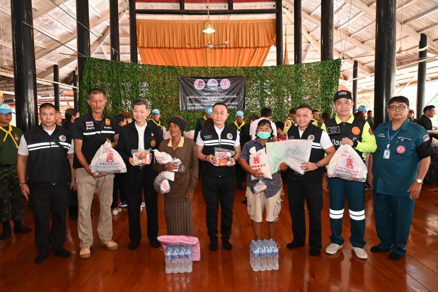 มูลนิธิป่อเต็กตึ๊ง ร่วมกับ กองอำนวยการรักษาความมั่นคงภายในราชอาณาจักร (กอ.รมน.) และมูลนิธิไทยอาสาป้องกันชาติ จัดทีมบรรเทาสาธารณภัย พร้อมรถ-เรือท้องแบน นำข้าวสาร พร้อม ชุดยังชีพฉุกเฉิน และชุดยาสามัญประจำบ้าน รวม 400 ชุด มอบให้กับผู้ประสบอุทกภัยในพื้นที่อำเภอป่าโมก และอำเภอวิเศษชัยชาญ จังหวัดอ่างทอง เพื่อถวายเป็นพระราชกุศลแด่สมเด็จพระนางเจ้าสิริกิติ์ พระบรมราชินีนาถ พระบรมราชชนนีพันปีหลวง