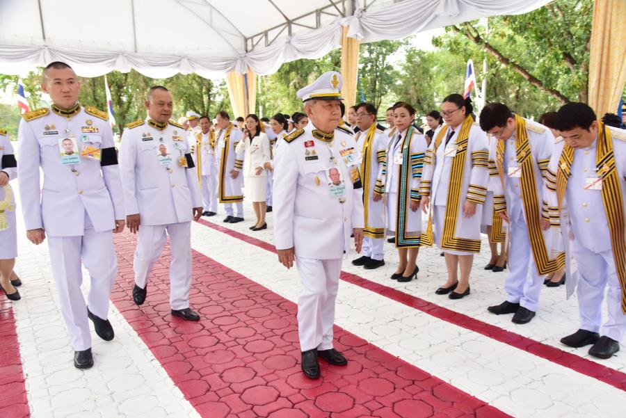 พระบาทสมเด็จพระเจ้าอยู่หัว โปรดเกล้าฯ ให้ พลเอก สุรยุทธ์ จุลานนท์ ประธานองคมนตรี เป็นผู้แทนพระองค์ มอบปริญญาบัตรแก่บัณฑิต มทร.ธัญบุรี ครั้งที่ 39