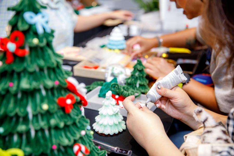 เซ็นทรัล เอ็มบาสซี ร่วมกับ STICKY MONSTER LAB  เปิดตัว “FUNNY LITTLE MESS: SEASON OF GIVING” ครั้งแรกในเอเชียตะวันออกเฉียงใต้! ชวนเดินทางสู่โลกศิลปะกับเหล่ามอนสเตอร์ Redmon และ Elfmon สุดคิวต์ พร้อมส่งต่อพลังแห่งการให้ ตั้งแต่วันนี้ – 4 ม.ค. 69