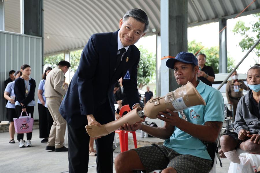 มูลนิธิป่อเต็กตึ๊ง มอบรถ Mini Bus สนับสนุนภารกิจมูลนิธิขาเทียม ในสมเด็จพระศรีนครินทราบรมราชชนนี เพื่อถวายเป็นพระราชกุศล สมเด็จพระนางเจ้าสิริกิติ์ พระบรมราชินีนาถ พระบรมราชชนนีพันปีหลวง พร้อมมอบค่าพาหนะ เครื่องอุปโภคบริโภคแก่ผู้รับขาเทียม และช่างอาสาสมัคร ในโครงการออกหน่วยฯ ครั้งที่ 175 รวมงบฯ กว่า 3.1 ล้านบาท