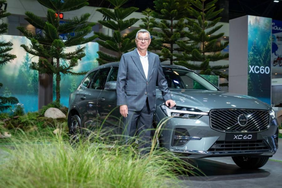 วอลโว่ คาร์ ประเทศไทย ชวนคุณพบกับ Volvo XC60 โฉมใหม่ ท่ามกลางบรรยากาศธรรมชาติของป่าสนในแถบสแกนดิเนเวีย ที่งานมหกรรมยานยนต์ ครั้งที่ 42 Volvo XC60 โฉมใหม่ได้รับการอัพเกรดทั้งด้านดีไซน์ และสิ่งอำนวยความสะดวกภายในรถเพื่อเสริมประสบการณ์การโดยสารให้ดียิ่งกว่าเดิม ครั้งแรกกับการเนรมิตป่าสนสแกนดิเนเวีย มาไว้ในงานจัดแสดงรถเพื่อให้ผู้เข้าร่วมชมได้สัมผัสความหมายที่แท้จริงของการออกแบบสไตล์สแกนดิเนเวียน พิเศษสำหรับลูกค้าวอลโว่กับข้อเสนอพิเศษและสิทธิประโยชน์รวมสูงสุดถึง 700000 บาท**