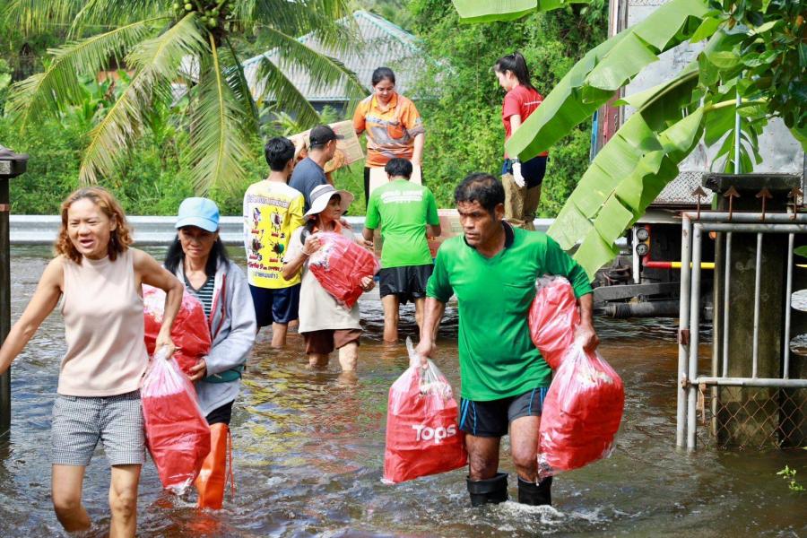 ท็อปส์ ในเครือเซ็นทรัล รีเทล รวมพลังภาครัฐ–องค์กรท้องถิ่น ลงพื้นที่บรรเทาภัยน้ำท่วมใต้ ส่งต่อถุงปันน้ำใจกว่า 10000 ชุด เคียงข้างชุมชนฝ่าวิกฤตไปด้วยกัน