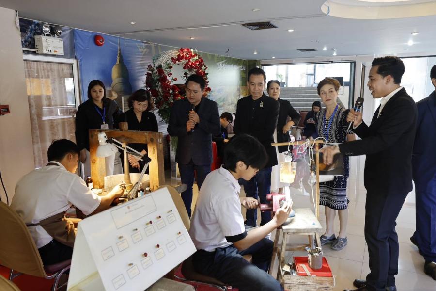 เปิดกิจกรรม “เส้นทางสร้างงานศิลปะบนอัญมณี ของดีเมืองจันท์” ดึงช่างฝีมือรุ่นใหม่โชว์ทักษะ  ในงานเทศกาลนานาชาติพลอยและเครื่องประดับจันทบุรี 2025   