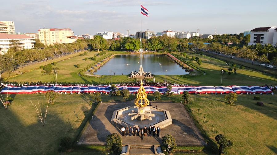 มทร.ธัญบุรี รวมใจ แปรธงชาติไทยผืนใหญ่ที่สุด ส่งพลังใจถึงรั้วของชาติ หลังสถานการณ์ชายแดนยืดเยื้อ