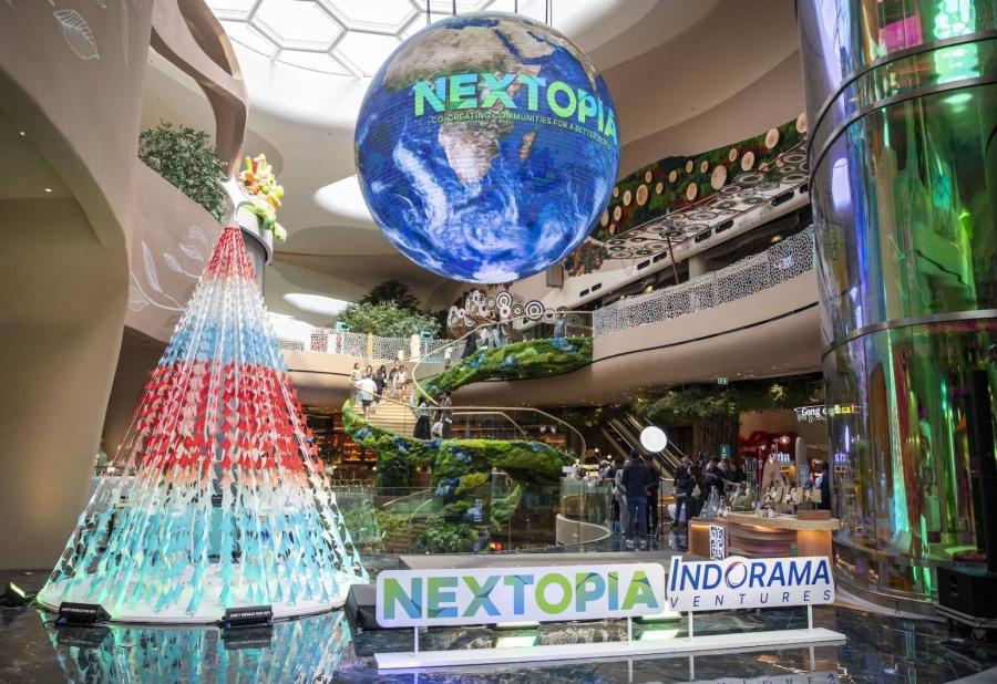 Tree of Tomorrow  ต้นคริสต์มาสที่ออกแบบเพื่อโลกวันพรุ่งนี้ ศิลปะจากวัสดุหมุนเวียน   