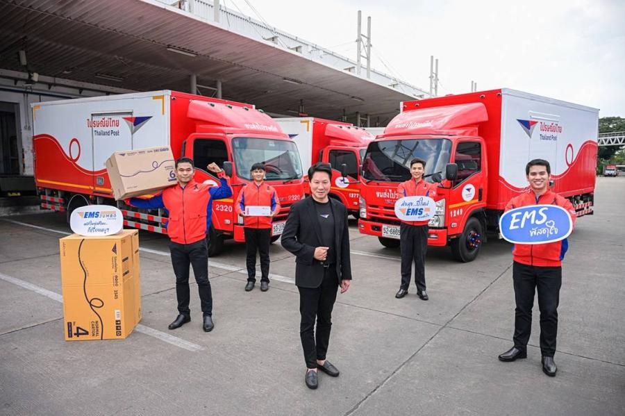 ไปรษณีย์ไทยเผย “มอเตอร์ไซค์” ครองแชมป์ของไซส์จัมโบ้ที่คนไทยส่งด่วนมากสุด  รุกเสริมทัพบริการขนส่งไซส์ใหญ่ช่วงเทศกาลปีใหม่ ด้วย ‘EMS JUMBO’  รับดีมานด์ส่งของกลับภูมิลำเนา สะดวก เร็ว ครอบคลุมทั่วประเทศ