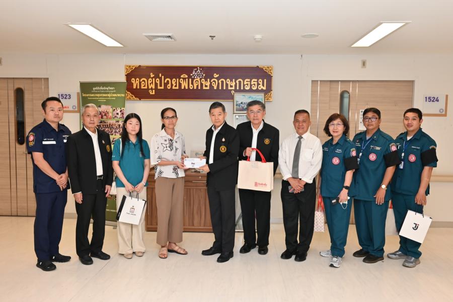 มูลนิธิป่อเต็กตึ๊ง นำกระเช้าเข้าเยี่ยมเยียน พร้อมมอบเงินปลอบขวัญให้กำลังใจแก่ทหารที่ได้รับบาดเจ็บจากเหตุปะทะชายแดนไทย-กัมพูชา ณ โรงพยาบาลพระมงกุฎเกล้า กรุงเทพฯ .